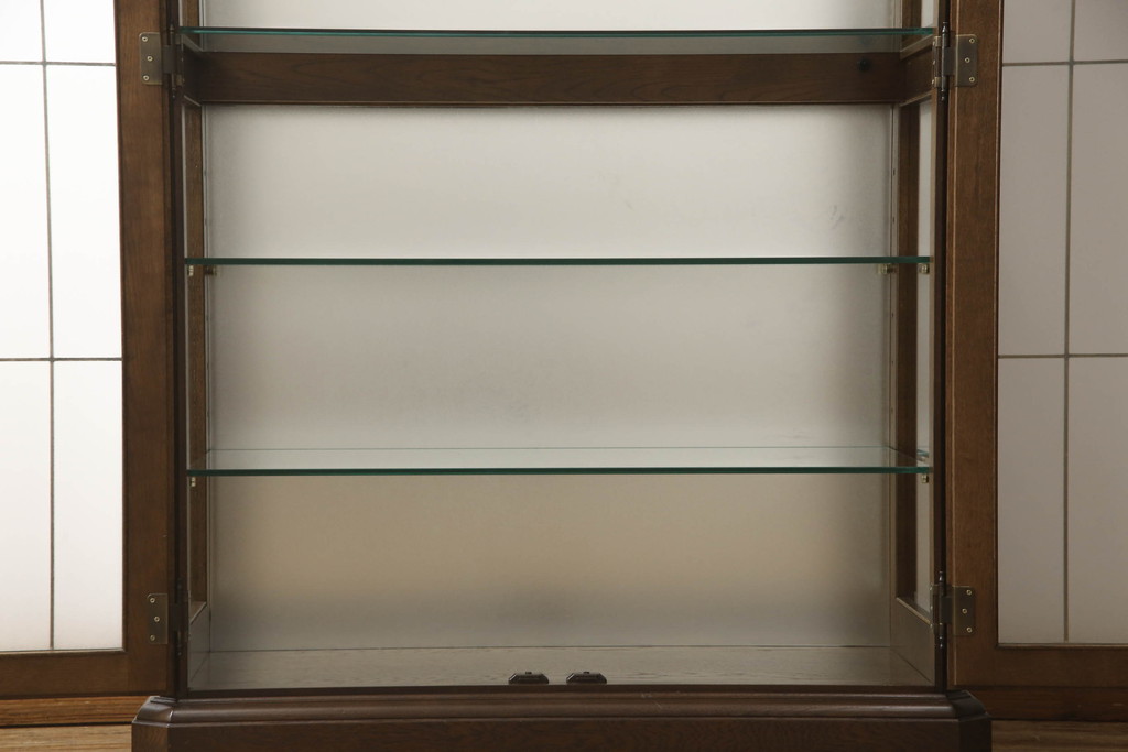 中古　美品　カリモク家具(karimoku)　domani(ドマーニ)　QUEENS　LIFE(クイーンズライフ)　洗練されたデザインが美しいキュリオケース(飾り棚、ガラスケース、ショーケース、キャビネット)(定価約40万円)(R-064386)