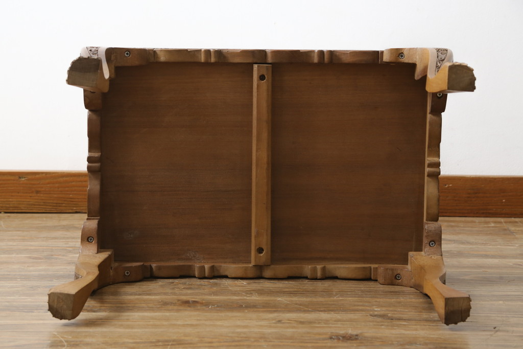 中古　高級　海外輸入家具　凝った脚のつくりが目を引く彫刻入りサイドテーブル(ローテーブル、センターテーブル)(R-061482)