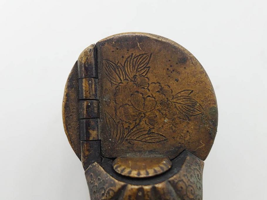 古銅　彫金　家紋　獅子　トンボ　細かな細工に惹かれる矢立(ライオン、とんぼ、蜻蛉、書道具、筆記用具、文具、携帯用)(R-079646)