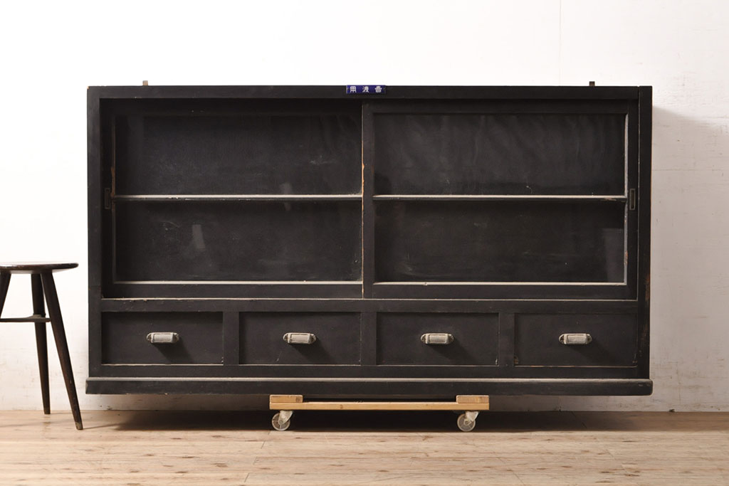 アンティーク家具　ゆらゆらガラス　シックな黒塗りサイドボード(飾り棚)(R-36582)