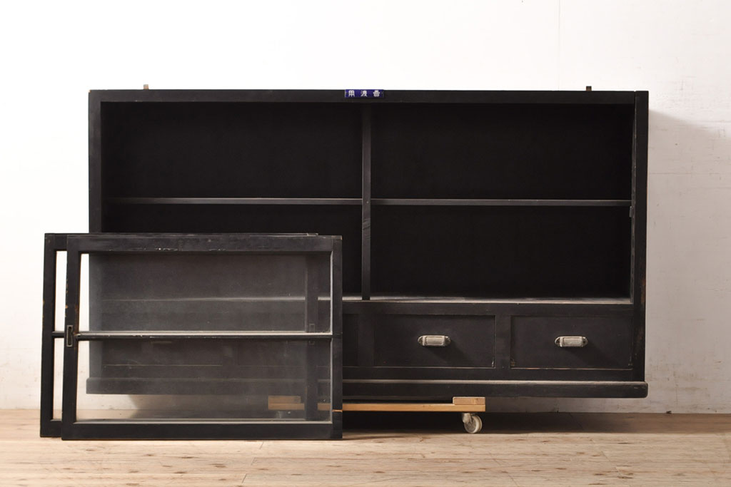 アンティーク家具　ゆらゆらガラス　シックな黒塗りサイドボード(飾り棚)(R-36582)