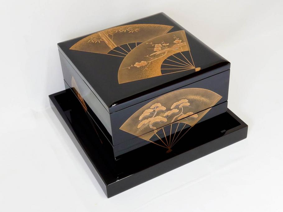 総本家濱田屋　輪島塗　漆器　木製　金蒔絵　平台付　扇面　松竹梅　格式高い雰囲気の二段重(菊、花、お重、重箱、黄袋付き、共箱付き)(R-079652)