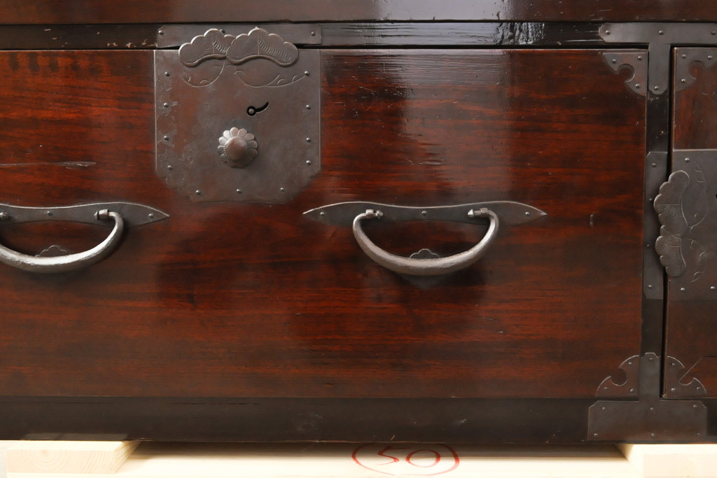 和製アンティーク　前面ケヤキ材　漆のきれいな二本松箪笥(時代箪笥、和タンス、収納箪笥、引き出し)(R-055825)