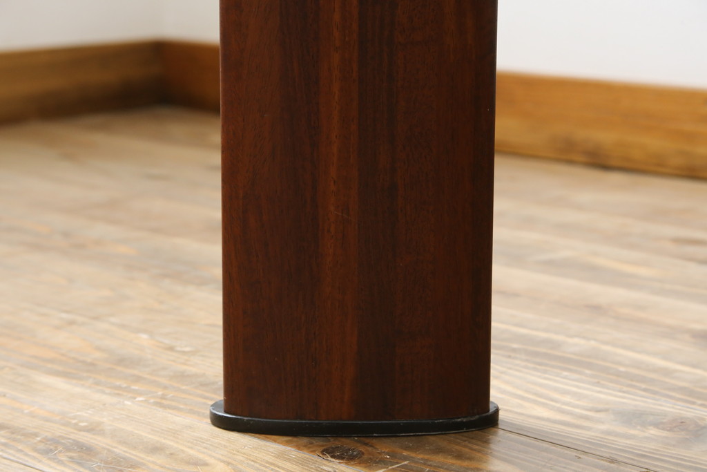 和製ビンテージ　希少モデル!!　カリモク家具(karimoku)　最上位シリーズ「ビベンテ」　花梨(カリン)材　凝ったデザインがお部屋のアクセントになるダイニングテーブル(食卓、2人掛け、4人掛け、ヴィンテージ)(定価約37万円)(R-064496)