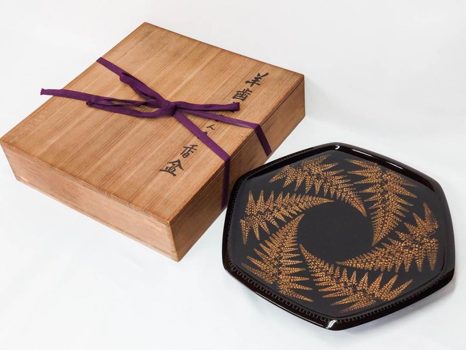 漆芸家 音丸香　蒟醤塗　漆器　木製　繊細な金彩のデザインが美しい羊歯文きんま香盆(シダ、植物、茶道、香道具、六角、お盆、トレイ、トレー、黄袋付き、共箱付き)(R-079654)