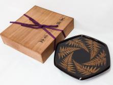 漆芸家 音丸香　蒟醤塗　漆器　木製　繊細な金彩のデザインが美しい羊歯文きんま香盆(シダ、植物、茶道、香道具、六角、お盆、トレイ、トレー、黄袋付き、共箱付き)(R-079654)