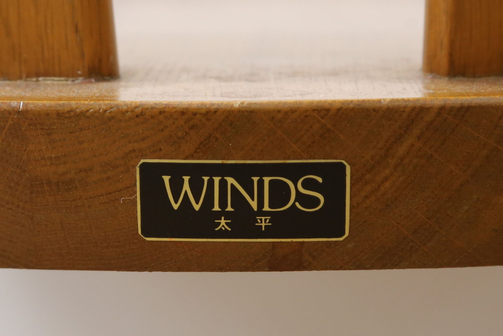 和製ビンテージ　飛騨家具　WINDS太平　楢(ナラ)材　挽き物脚と背板の彫刻が醸し出す上品な雰囲気が魅力のアームチェア2脚セット(板座チェア、ウィンザーチェア、ダイニングチェア、ウィンザーチェア、ウインザーチェア、椅子、イス、ヴィンテージ)(R-079497)