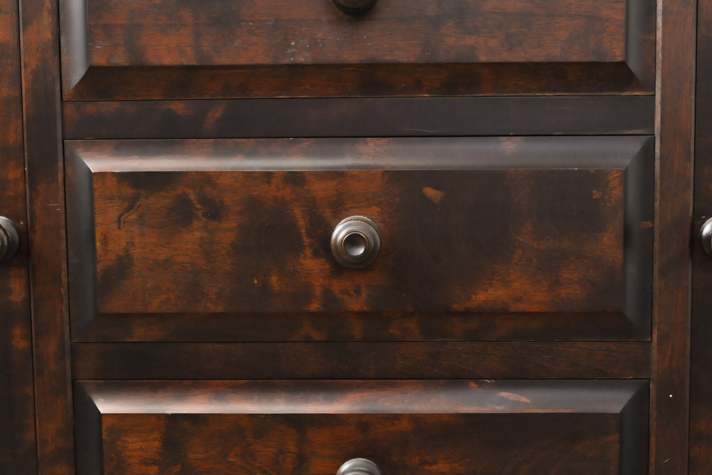中古　北海道民芸家具　天板付きリメイク　落ち着いた空間づくりにおすすめのサイドボード(収納棚、戸棚、キャビネット)(R-055816)