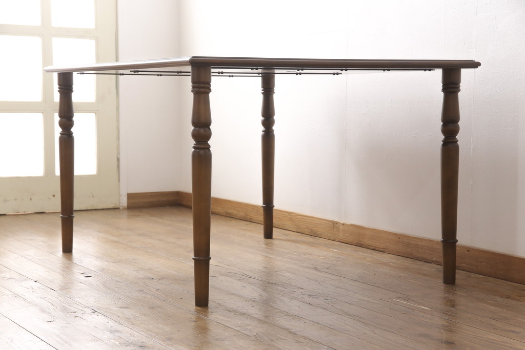 中古　美品　横浜ダニエル(daniel)　品のあるデザインが目を引くダイニングテーブル(食卓)(R-052379)