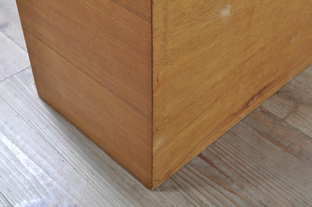 ヨーロッパビンテージ　チーク材　シンプルなデザインが使いやすい小振りなキャビネット(飾り棚、陳列棚、収納棚、ヴィンテージ)(R-071376)