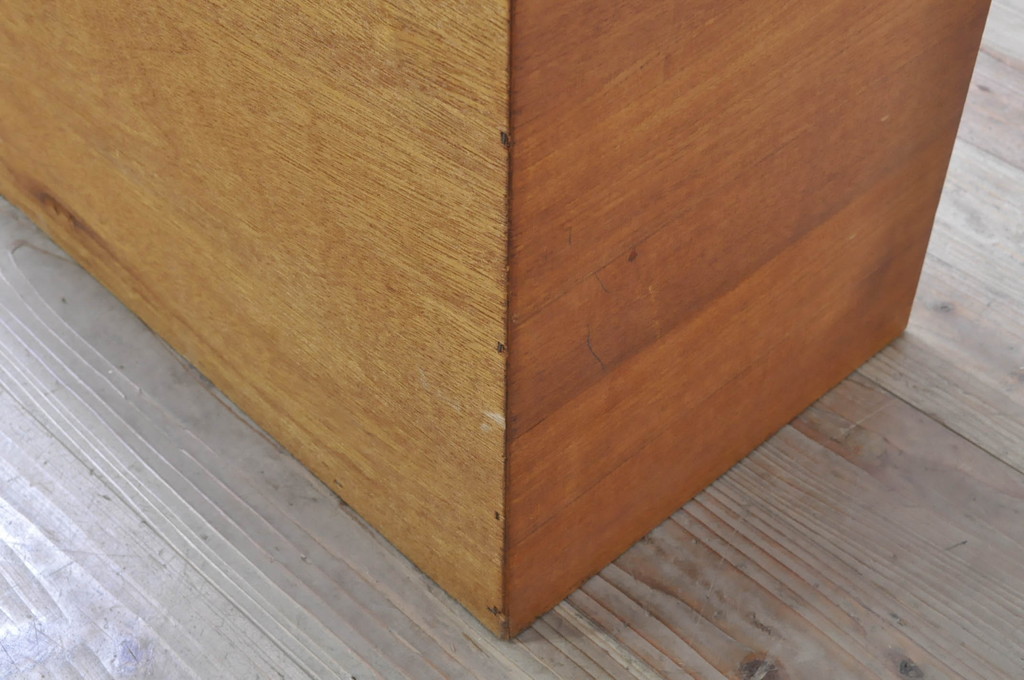 ヨーロッパビンテージ　チーク材　シンプルなデザインが使いやすい小振りなキャビネット(飾り棚、陳列棚、収納棚、ヴィンテージ)(R-071376)