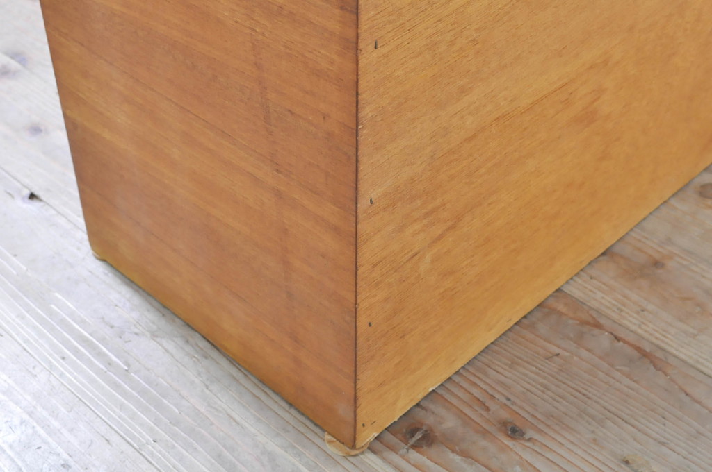 ヨーロッパビンテージ　チーク材　シンプルなデザインが使いやすい小振りなキャビネット(飾り棚、陳列棚、収納棚、ヴィンテージ)(R-071396)