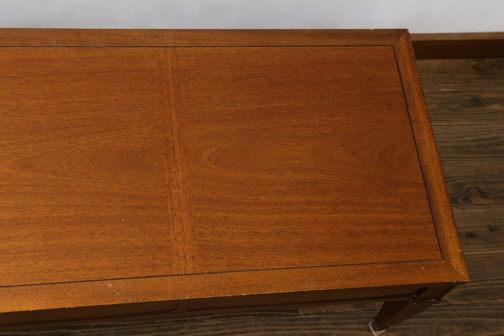 中古　DREXEL HERITAGE(ドレクセルヘリテイジ)　Triune(トライユン)　マホガニー材　クラシカルな佇まいのカクテルテーブル(センターテーブル、リビングテーブル、ローテーブル)(R-079539)