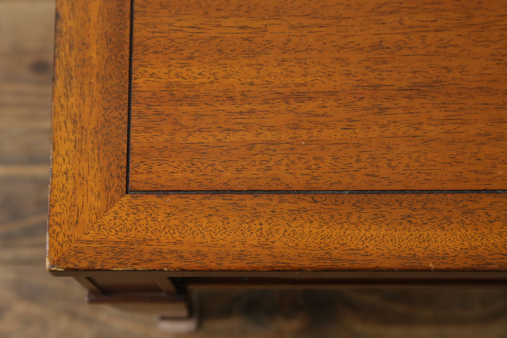 中古　DREXEL HERITAGE(ドレクセルヘリテイジ)　Triune(トライユン)　マホガニー材　クラシカルな佇まいのカクテルテーブル(センターテーブル、リビングテーブル、ローテーブル)(R-079539)