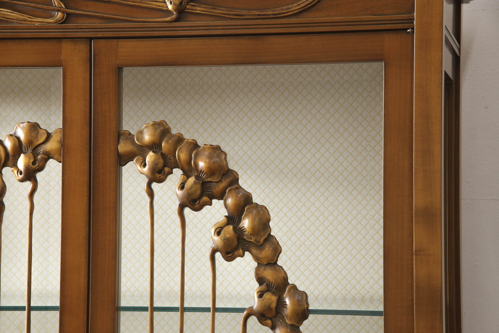 中古　美品　メデア(Medea)　イタリア高級家具　照明付き!エレガントな花の彫刻が美しいガラスキャビネット(ガラスケース、キュリオケース、陳列棚、飾り棚)(定価約178万円)(R-056806)