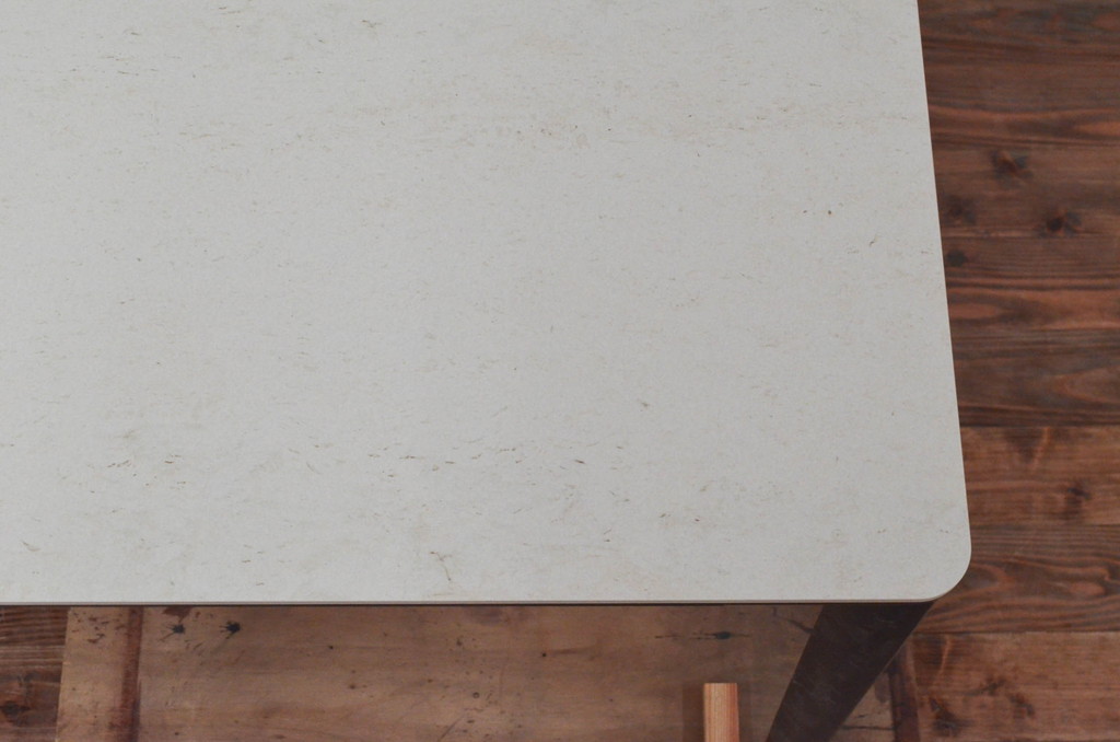 中古　展示品　新品同様品　arflex(アルフレックス)　Patrick Norguet(パトリック・ノルゲ)デザイン　IENA(イエナ)　DEKTON(デクトン)　無駄のない洗練されたデザインが素敵なダイニングテーブル(食卓、6人掛け、作業台、ミーティングテーブル、会議テーブル、打ち合わせテーブル)(定価約123万円)(R-079576)