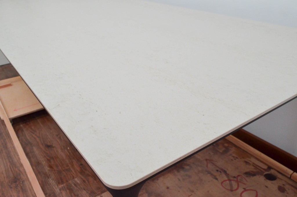 中古　展示品　新品同様品　arflex(アルフレックス)　Patrick Norguet(パトリック・ノルゲ)デザイン　IENA(イエナ)　DEKTON(デクトン)　無駄のない洗練されたデザインが素敵なダイニングテーブル(食卓、6人掛け、作業台、ミーティングテーブル、会議テーブル、打ち合わせテーブル)(定価約123万円)(R-079576)