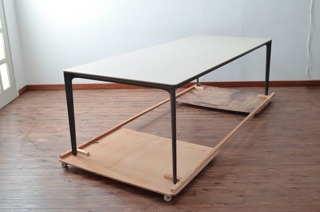 中古　展示品　新品同様品　arflex(アルフレックス)　Patrick Norguet(パトリック・ノルゲ)デザイン　IENA(イエナ)　DEKTON(デクトン)　無駄のない洗練されたデザインが素敵なダイニングテーブル(食卓、6人掛け、作業台、ミーティングテーブル、会議テーブル、打ち合わせテーブル)(定価約123万円)(R-079576)