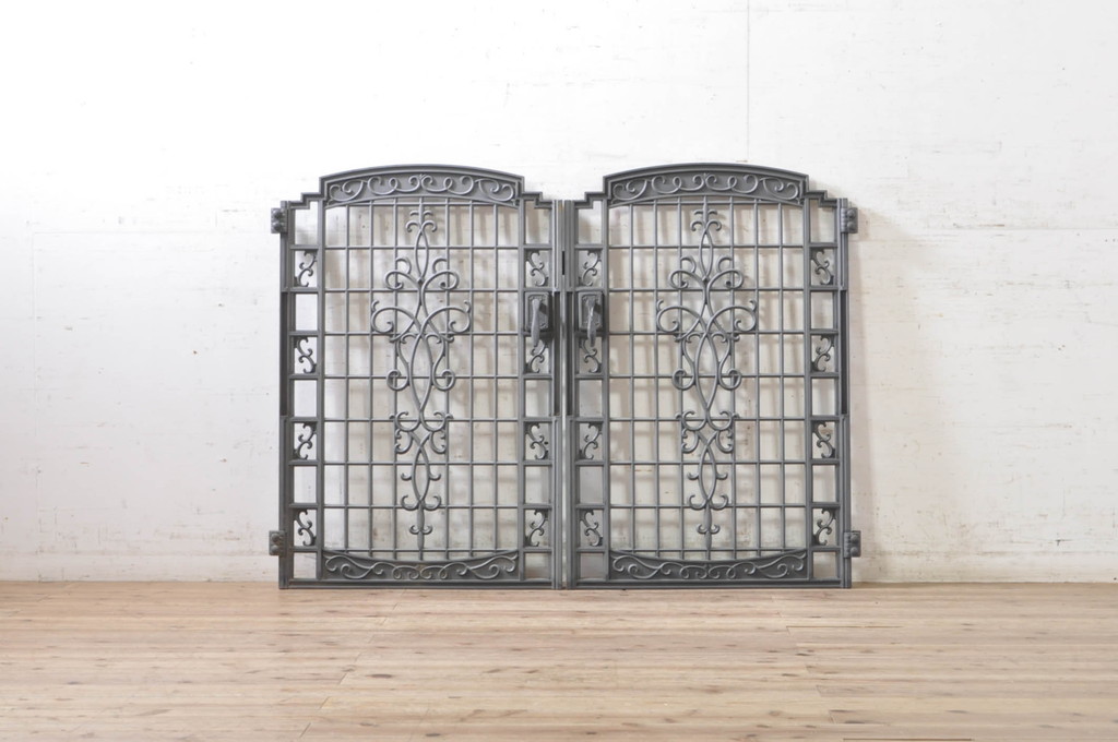 中古　アルミ製　品のあるデザインの門扉1対2枚セット(フェンス、ゲート)(R-072077)