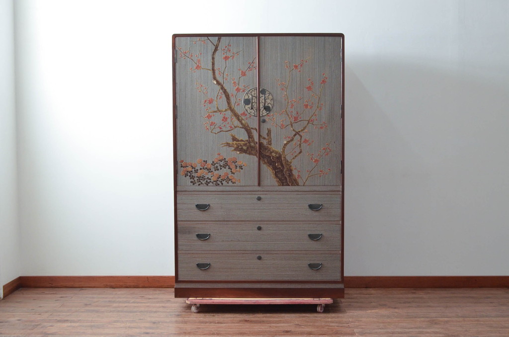 中古　美品!!　国産　職人手作り　桑(クワ)材の緑　美しい梅と菊を大胆に描いた漆絵入りの総桐箪笥(並厚、総桐たんす、和たんす、着物箪笥、和服箪笥、衣装タンス、収納箪笥、整理箪笥、引き出し)(R-079584)