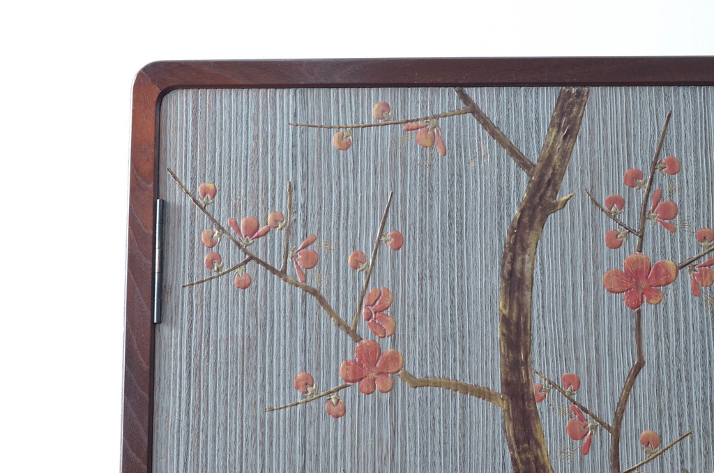 中古　美品!!　国産　職人手作り　桑(クワ)材の緑　美しい梅と菊を大胆に描いた漆絵入りの総桐箪笥(並厚、総桐たんす、和たんす、着物箪笥、和服箪笥、衣装タンス、収納箪笥、整理箪笥、引き出し)(R-079584)