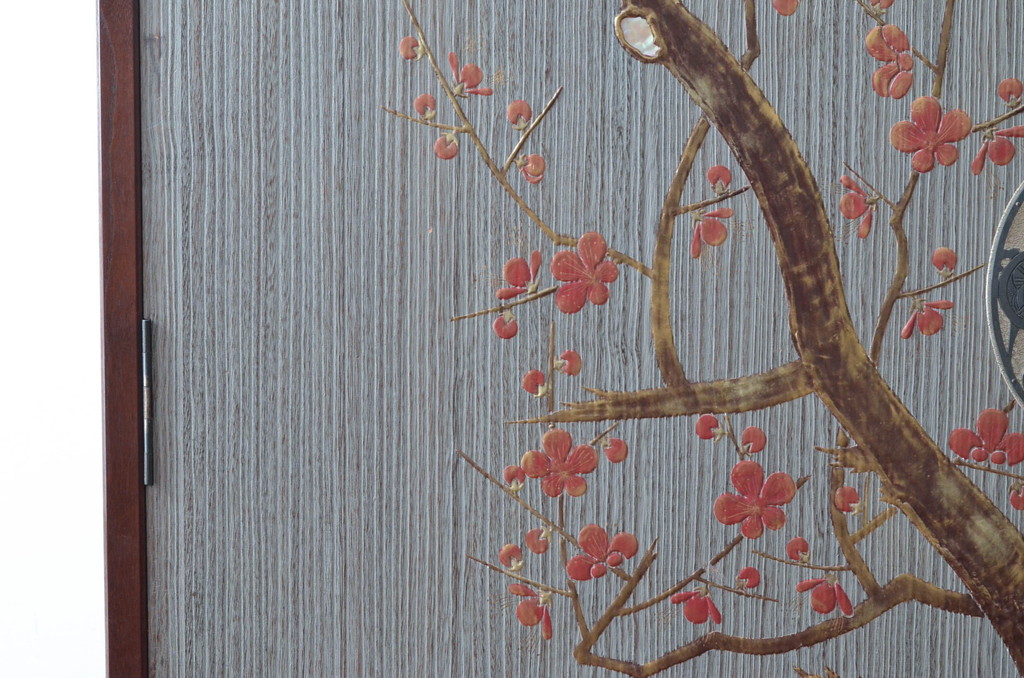 中古　美品!!　国産　職人手作り　桑(クワ)材の緑　美しい梅と菊を大胆に描いた漆絵入りの総桐箪笥(並厚、総桐たんす、和たんす、着物箪笥、和服箪笥、衣装タンス、収納箪笥、整理箪笥、引き出し)(R-079584)