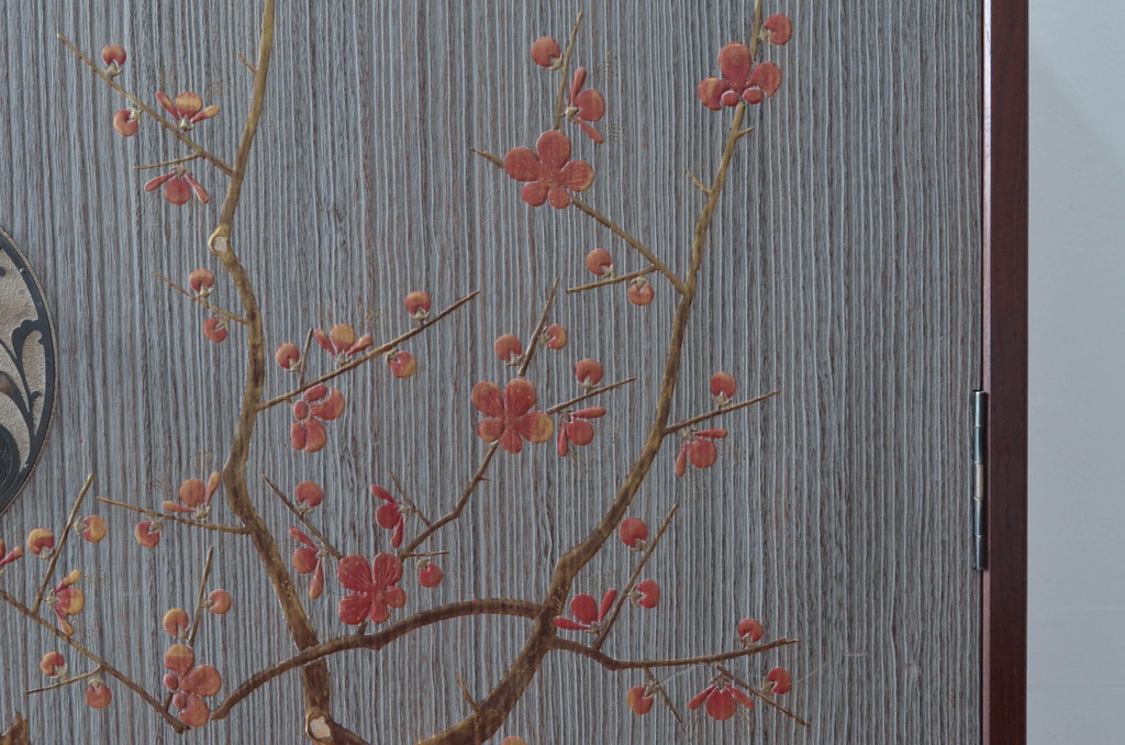 中古　美品!!　国産　職人手作り　桑(クワ)材の緑　美しい梅と菊を大胆に描いた漆絵入りの総桐箪笥(並厚、総桐たんす、和たんす、着物箪笥、和服箪笥、衣装タンス、収納箪笥、整理箪笥、引き出し)(R-079584)