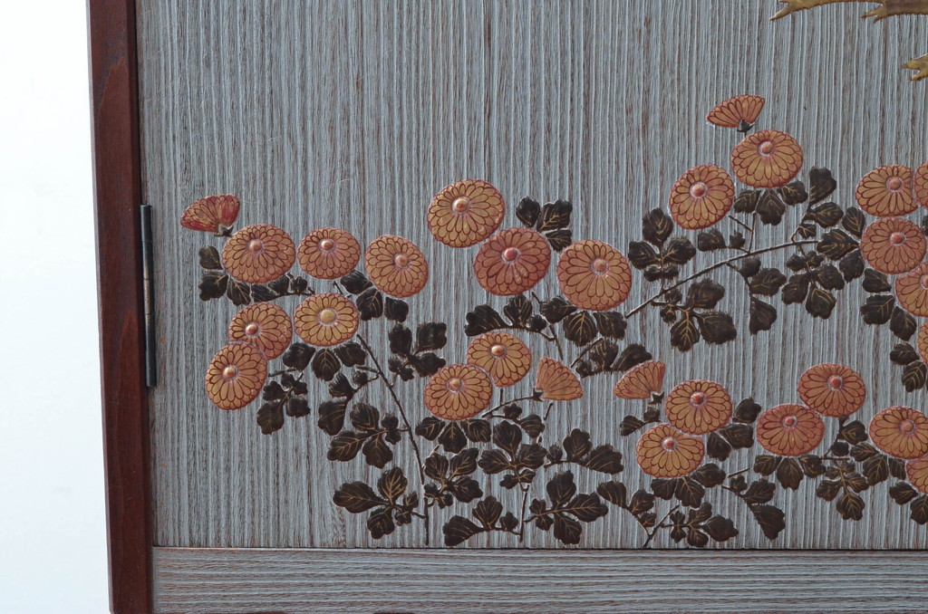 中古　美品!!　国産　職人手作り　桑(クワ)材の緑　美しい梅と菊を大胆に描いた漆絵入りの総桐箪笥(並厚、総桐たんす、和たんす、着物箪笥、和服箪笥、衣装タンス、収納箪笥、整理箪笥、引き出し)(R-079584)