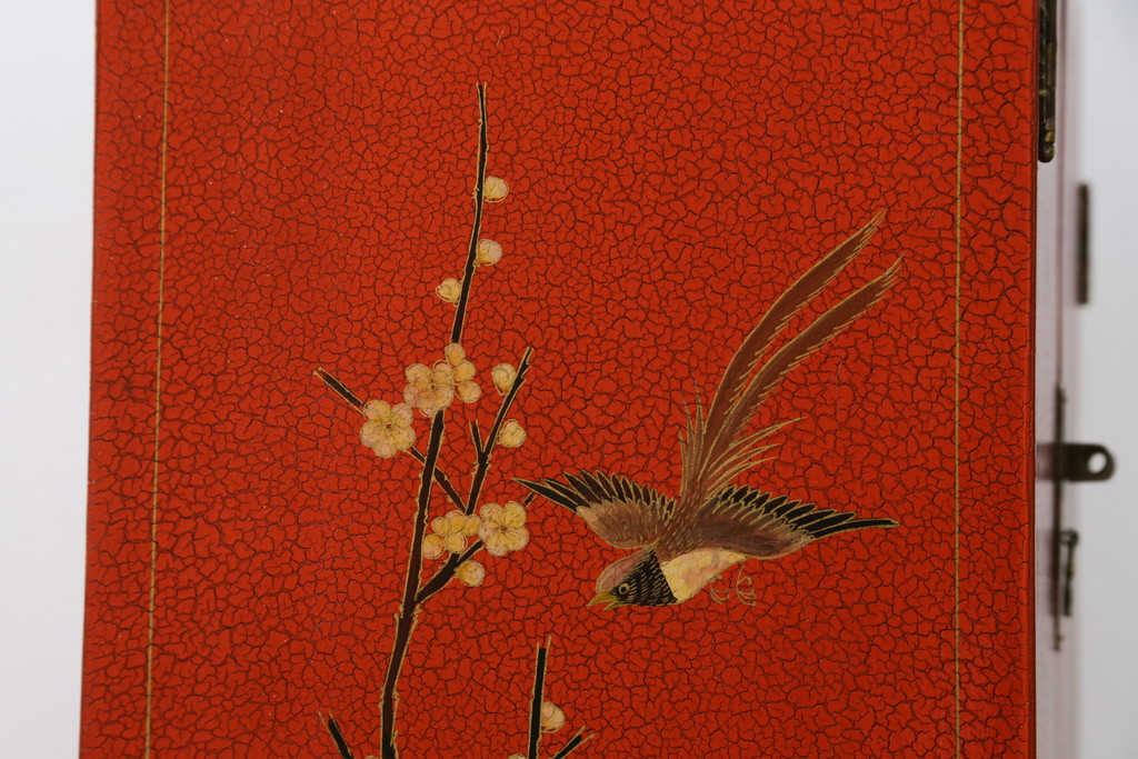 アジアンビンテージ　朱塗り　目の覚めるような朱色に優雅な花鳥図(梅、牡丹、竹)が描かれたキャビネット(収納棚、戸棚、サイドボード、サイドキャビネット、ヴィンテージ)(R-077558)