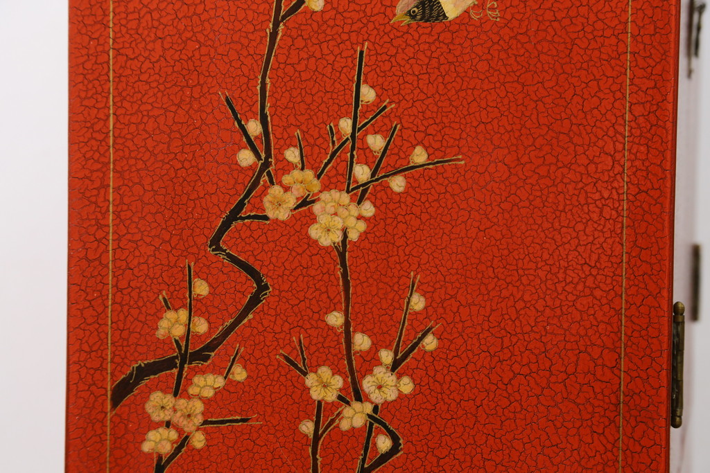 アジアンビンテージ　朱塗り　目の覚めるような朱色に優雅な花鳥図(梅、牡丹、竹)が描かれたキャビネット(収納棚、戸棚、サイドボード、サイドキャビネット、ヴィンテージ)(R-077558)