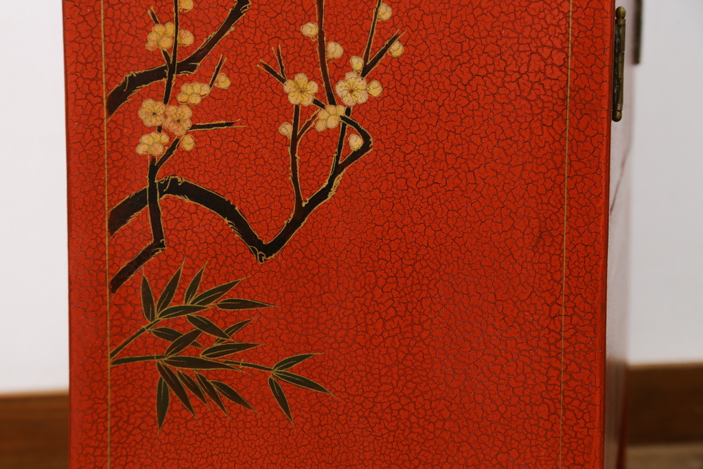 アジアンビンテージ　朱塗り　目の覚めるような朱色に優雅な花鳥図(梅、牡丹、竹)が描かれたキャビネット(収納棚、戸棚、サイドボード、サイドキャビネット、ヴィンテージ)(R-077558)
