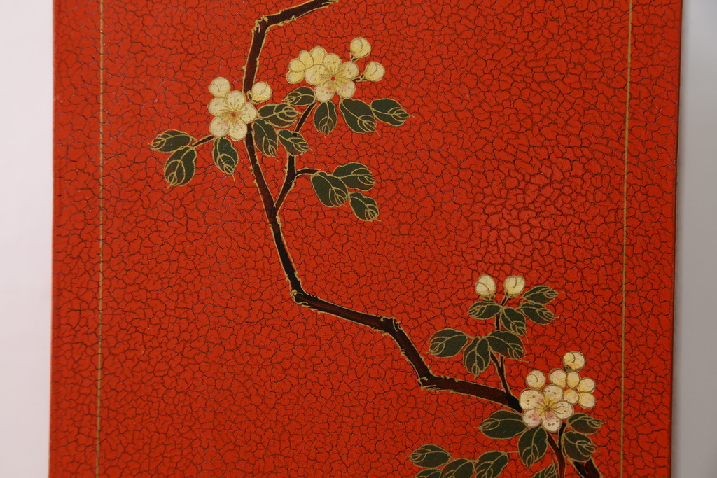 アジアンビンテージ　朱塗り　目の覚めるような朱色に優雅な花鳥図(梅、牡丹、竹)が描かれたキャビネット(収納棚、戸棚、サイドボード、サイドキャビネット、ヴィンテージ)(R-077558)