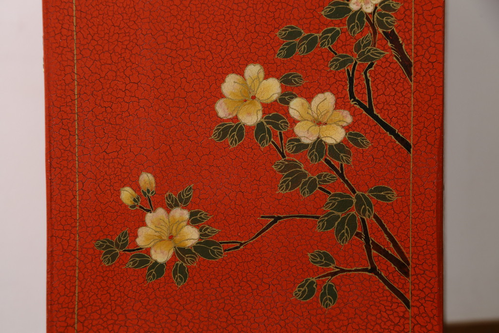 アジアンビンテージ　朱塗り　目の覚めるような朱色に優雅な花鳥図(梅、牡丹、竹)が描かれたキャビネット(収納棚、戸棚、サイドボード、サイドキャビネット、ヴィンテージ)(R-077558)