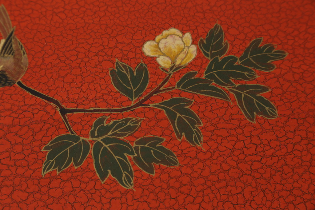 アジアンビンテージ　朱塗り　目の覚めるような朱色に優雅な花鳥図(梅、牡丹、竹)が描かれたキャビネット(収納棚、戸棚、サイドボード、サイドキャビネット、ヴィンテージ)(R-077558)