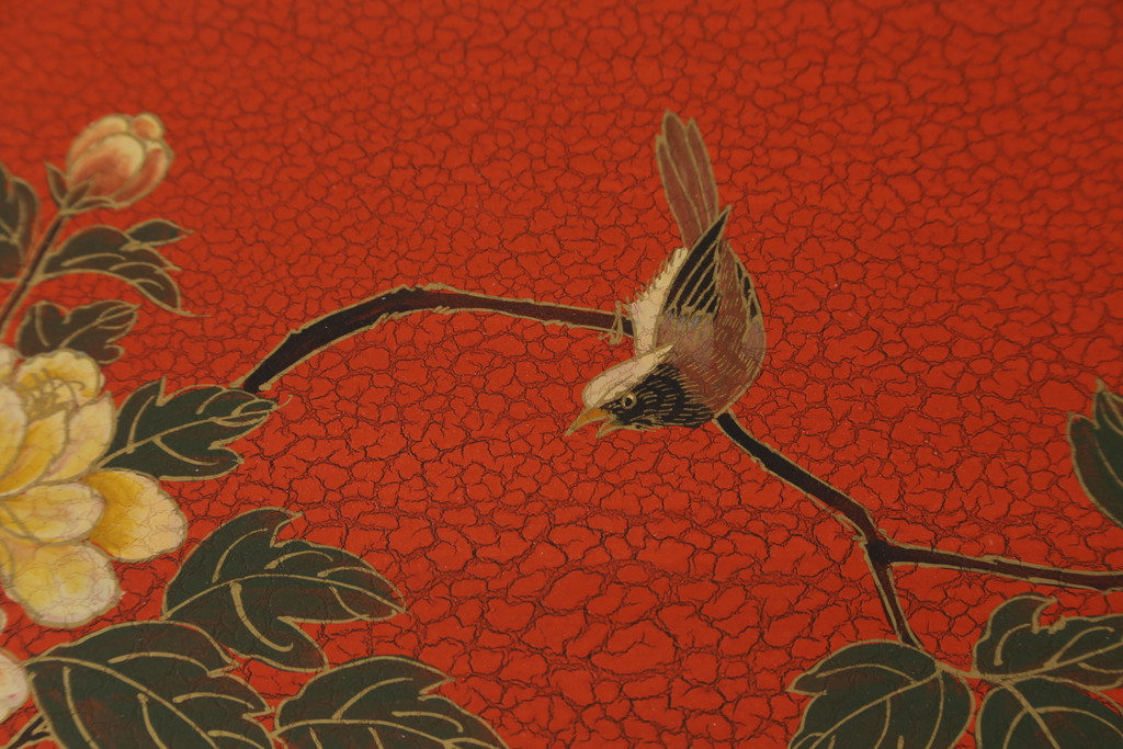 アジアンビンテージ　朱塗り　目の覚めるような朱色に優雅な花鳥図(梅、牡丹、竹)が描かれたキャビネット(収納棚、戸棚、サイドボード、サイドキャビネット、ヴィンテージ)(R-077558)