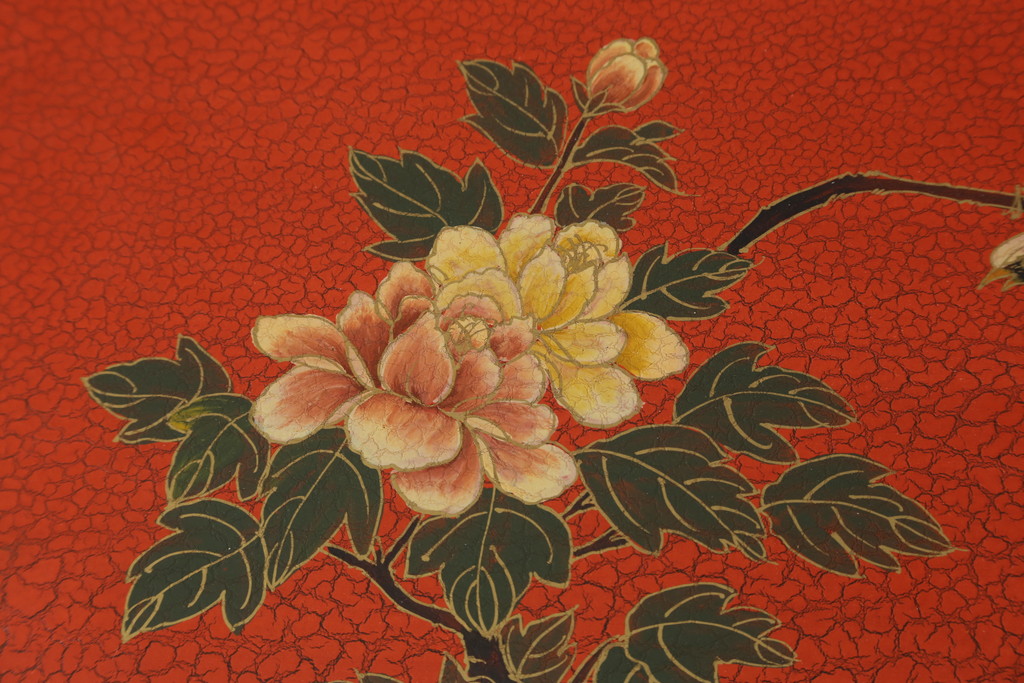 アジアンビンテージ　朱塗り　目の覚めるような朱色に優雅な花鳥図(梅、牡丹、竹)が描かれたキャビネット(収納棚、戸棚、サイドボード、サイドキャビネット、ヴィンテージ)(R-077558)