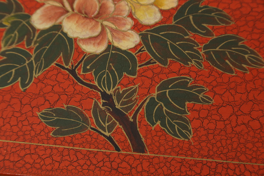 アジアンビンテージ　朱塗り　目の覚めるような朱色に優雅な花鳥図(梅、牡丹、竹)が描かれたキャビネット(収納棚、戸棚、サイドボード、サイドキャビネット、ヴィンテージ)(R-077558)