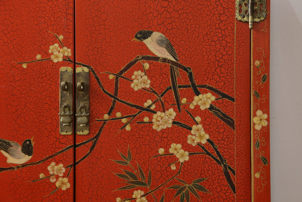 アジアンビンテージ　朱塗り　目の覚めるような朱色に優雅な花鳥図(梅、牡丹、竹)が描かれたキャビネット(収納棚、戸棚、サイドボード、サイドキャビネット、ヴィンテージ)(R-077558)