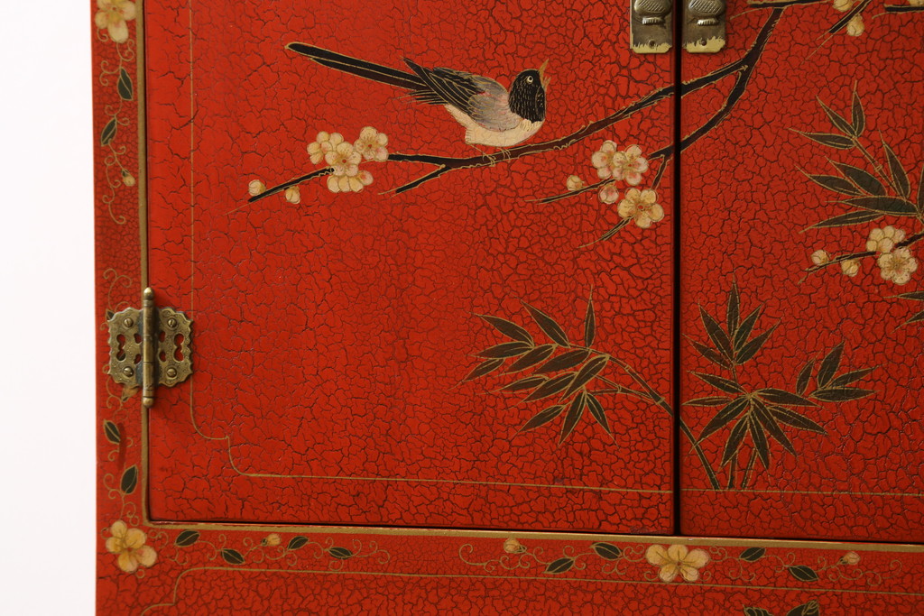 アジアンビンテージ　朱塗り　目の覚めるような朱色に優雅な花鳥図(梅、牡丹、竹)が描かれたキャビネット(収納棚、戸棚、サイドボード、サイドキャビネット、ヴィンテージ)(R-077558)