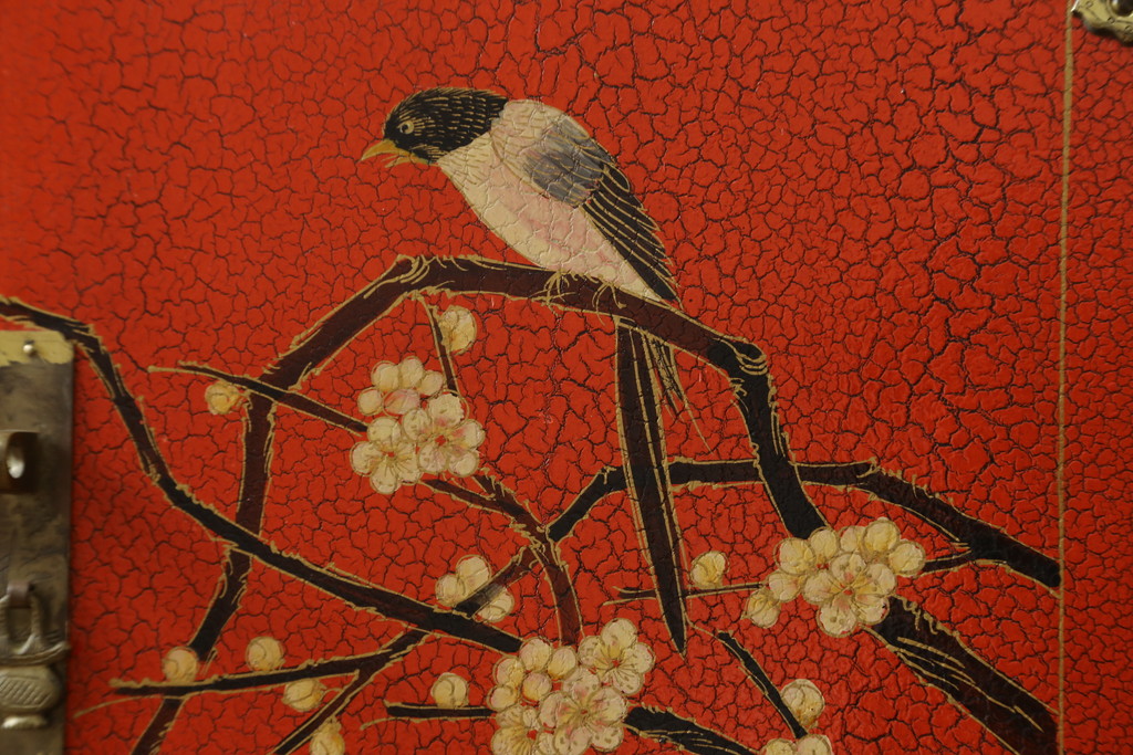 アジアンビンテージ　朱塗り　目の覚めるような朱色に優雅な花鳥図(梅、牡丹、竹)が描かれたキャビネット(収納棚、戸棚、サイドボード、サイドキャビネット、ヴィンテージ)(R-077558)