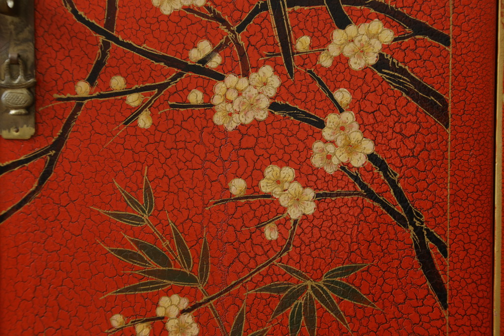 アジアンビンテージ　朱塗り　目の覚めるような朱色に優雅な花鳥図(梅、牡丹、竹)が描かれたキャビネット(収納棚、戸棚、サイドボード、サイドキャビネット、ヴィンテージ)(R-077558)