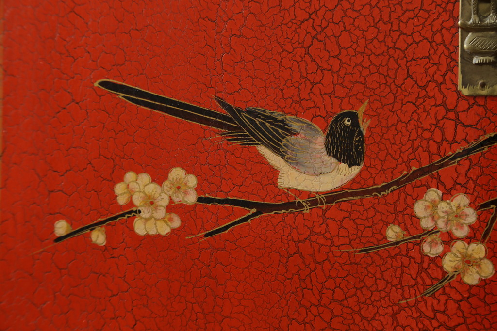 アジアンビンテージ　朱塗り　目の覚めるような朱色に優雅な花鳥図(梅、牡丹、竹)が描かれたキャビネット(収納棚、戸棚、サイドボード、サイドキャビネット、ヴィンテージ)(R-077558)