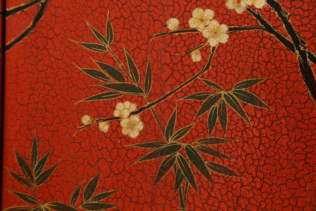アジアンビンテージ　朱塗り　目の覚めるような朱色に優雅な花鳥図(梅、牡丹、竹)が描かれたキャビネット(収納棚、戸棚、サイドボード、サイドキャビネット、ヴィンテージ)(R-077558)