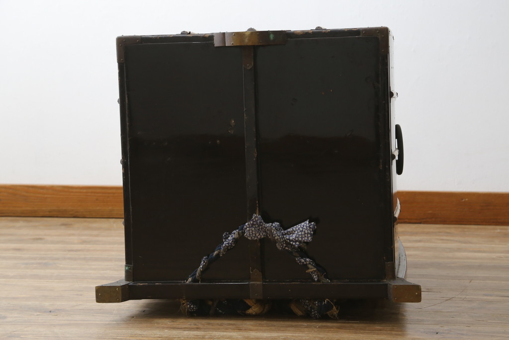 希少!!　江戸期　背負鎧櫃(よろいびつ)　彫金金具　武具　甲冑(R-079551)
