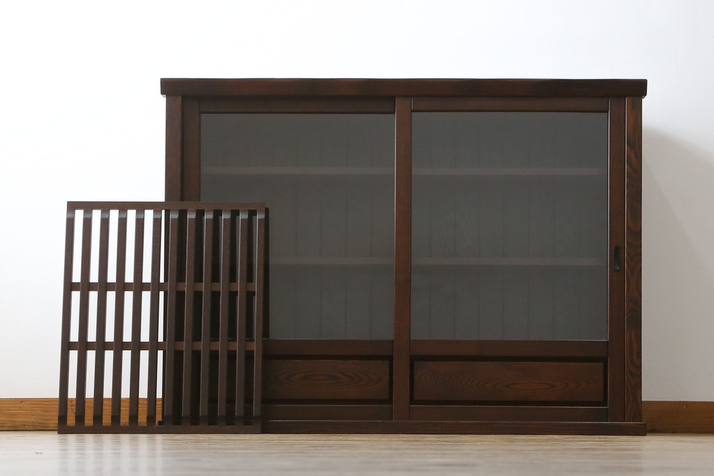 中古　民芸家具　展示未使用品　タモ材　上質な和の空間づくりに取り入れたいシックな水屋箪笥サイドボード(収納棚、戸棚、食器棚、キャビネット)(R-061455)