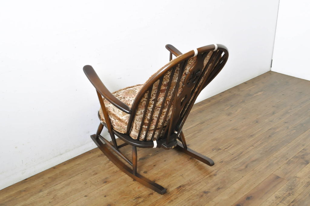 中古　美品　イギリス　ERCOL(アーコール)　落ち着いた色合いのボタニカル柄が印象的なクッション付きロッキングチェア(揺り椅子、イス、アームチェア)(R-060419)