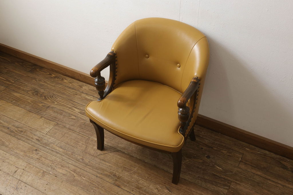 中古　超美品　特注品　横浜ダニエル(daniel)取り扱い　三越家具　カントリーハウス　本革張り　クラシカルで温かみのある空間を演出するアームチェア(ラウンジチェア、椅子)(定価約20万円以上)(R-053904)