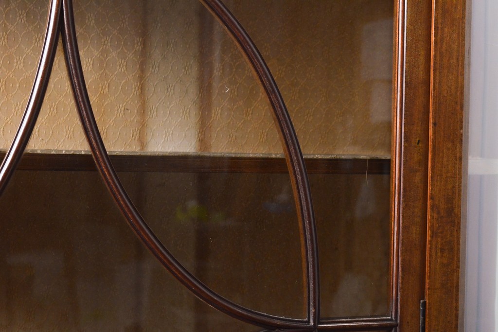 イギリスアンティーク　上手物!　マホガニー材　象嵌細工とRガラスがクラシカルな雰囲気を醸し出すキャビネット(収納棚、飾り棚、ガラスケース、ショーケース)(R-055407)