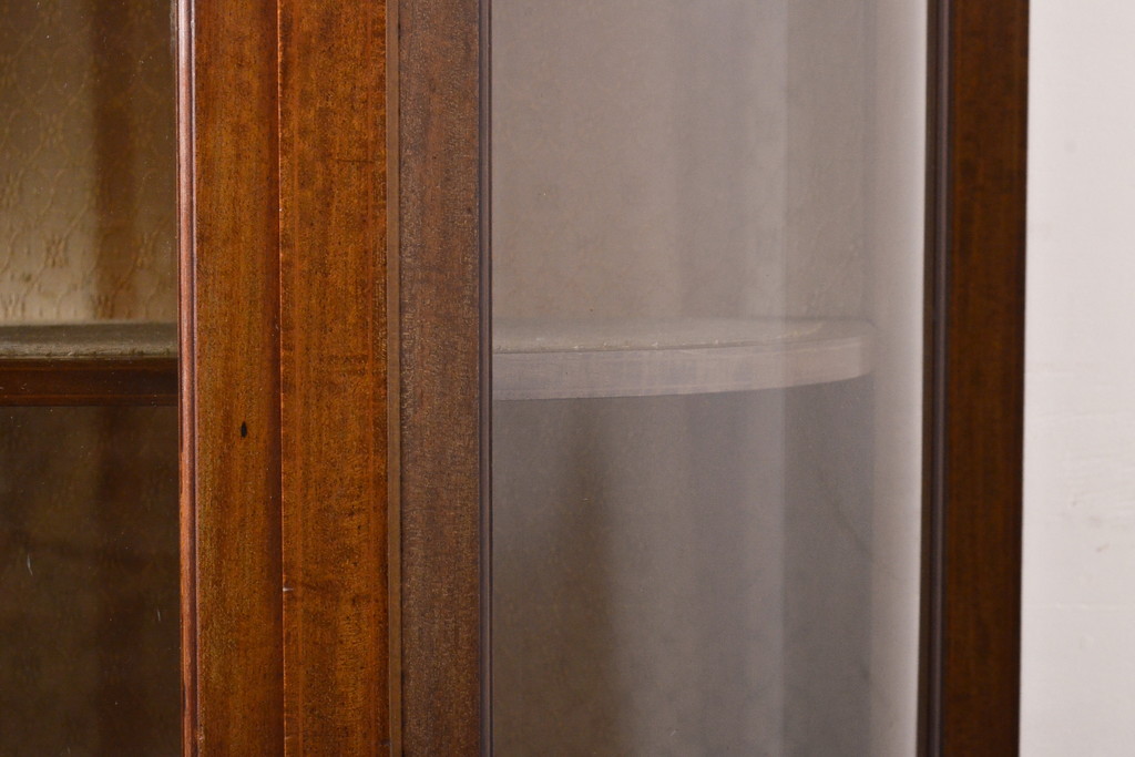 イギリスアンティーク　上手物!　マホガニー材　象嵌細工とRガラスがクラシカルな雰囲気を醸し出すキャビネット(収納棚、飾り棚、ガラスケース、ショーケース)(R-055407)