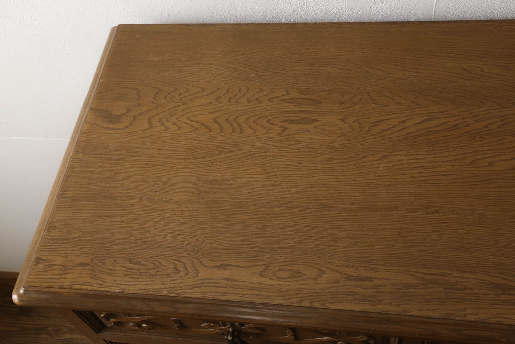中古　美品　神戸洋家具老舗たかねや製　植物モチーフの彫刻と凝った引き手のデザインが美しいチェスト(引き出し、衣装箪笥、洋服タンス、整理タンス)(R-060571)